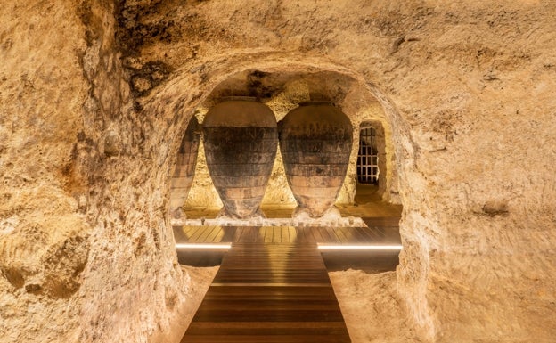 Murviedro, un entramado de cuevas excavadas a pico y pala, con una armoniosa y cuidada iluminación. 