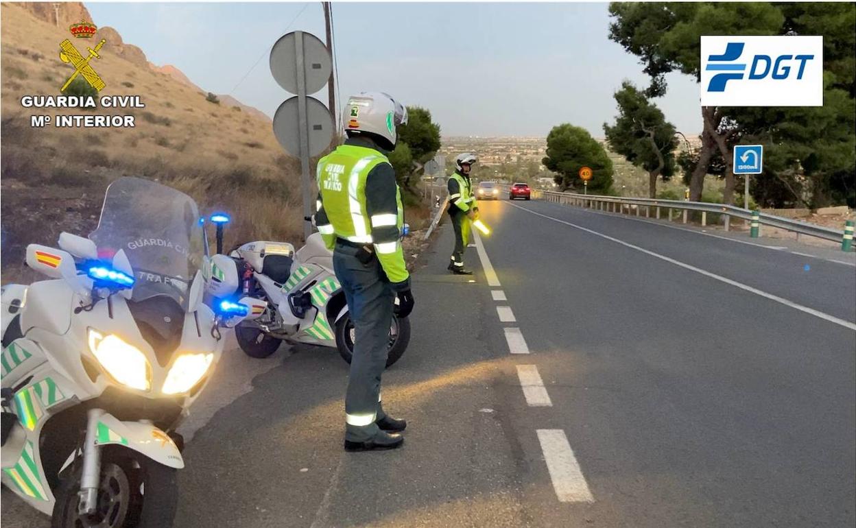 Una patrulla de la Guardia Civil localizó al conductor gracias al GPS del camión. 