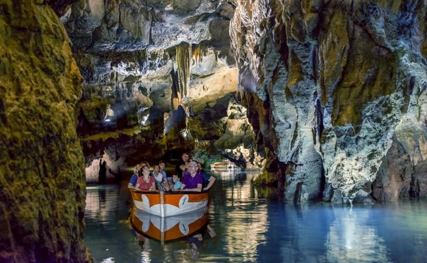 Imagen principal - Ariba, un grupo de personas explora en barca las cuevas de San José. Abajo a la derecha, tramo de la galería seca, por donde los visitantes caminan. Abajo a la derecha, 'la cara del diablo' una formación en la roca similar a un rostro. 