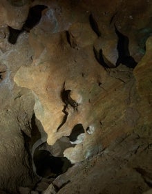 Imagen secundaria 2 - Ariba, un grupo de personas explora en barca las cuevas de San José. Abajo a la derecha, tramo de la galería seca, por donde los visitantes caminan. Abajo a la derecha, 'la cara del diablo' una formación en la roca similar a un rostro. 