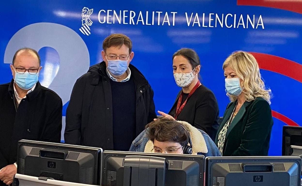 Adolf Sanmartin, Ximo Puig y Gabriela Bravo, en una visita al 112