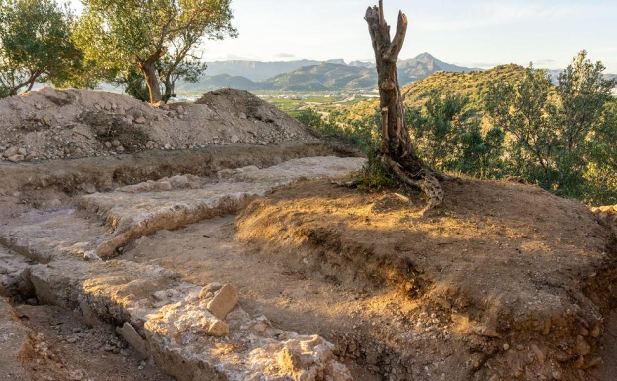 Trabajos de excavación realizados en la explanada del castillo de La Font. 