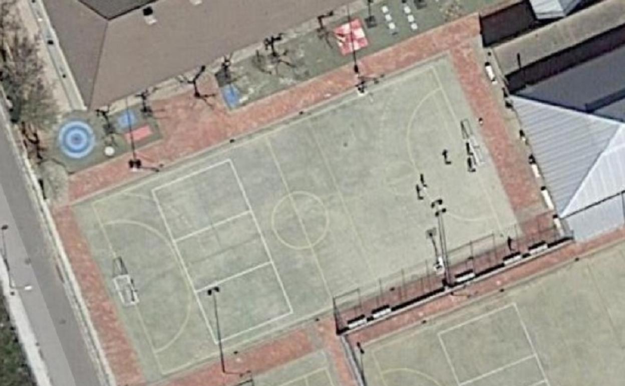 Vista aérea de la pista deportiva del colegio La Sénia que será cubierta. 