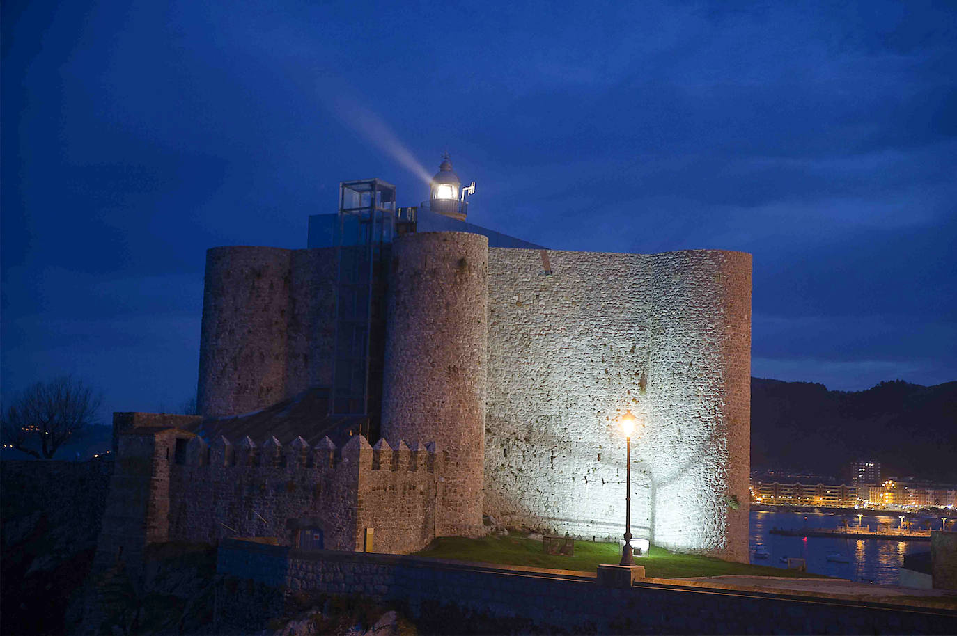 Faro y castillo de Santa Ana (Castro Urdiales, Cantabria)