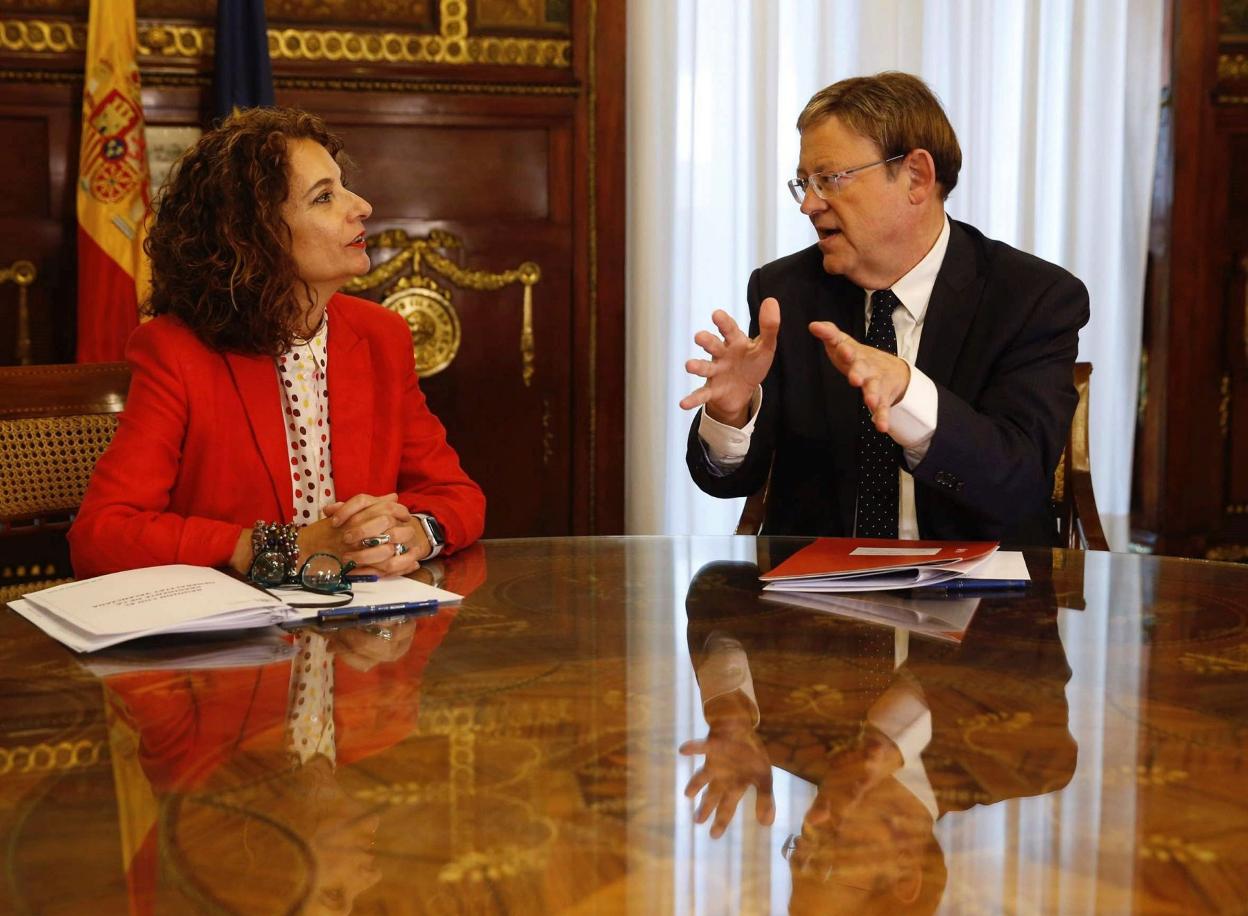 La ministra de Hacienda, María Jesús Montero, y el jefe del Consell, Ximo Puig. efe