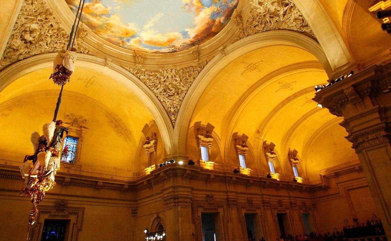 Interior de la Basílica de Santa María durante un ensayo del Misteri. 