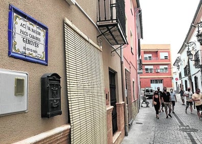 Imagen secundaria 1 - Genovés observa jugar a su hijo José en la casa familiar. 2, vivienda donde nació Paco Cabanes y 3, el trinquet de la Universitat Politècnica, cuya construcción supervisó.