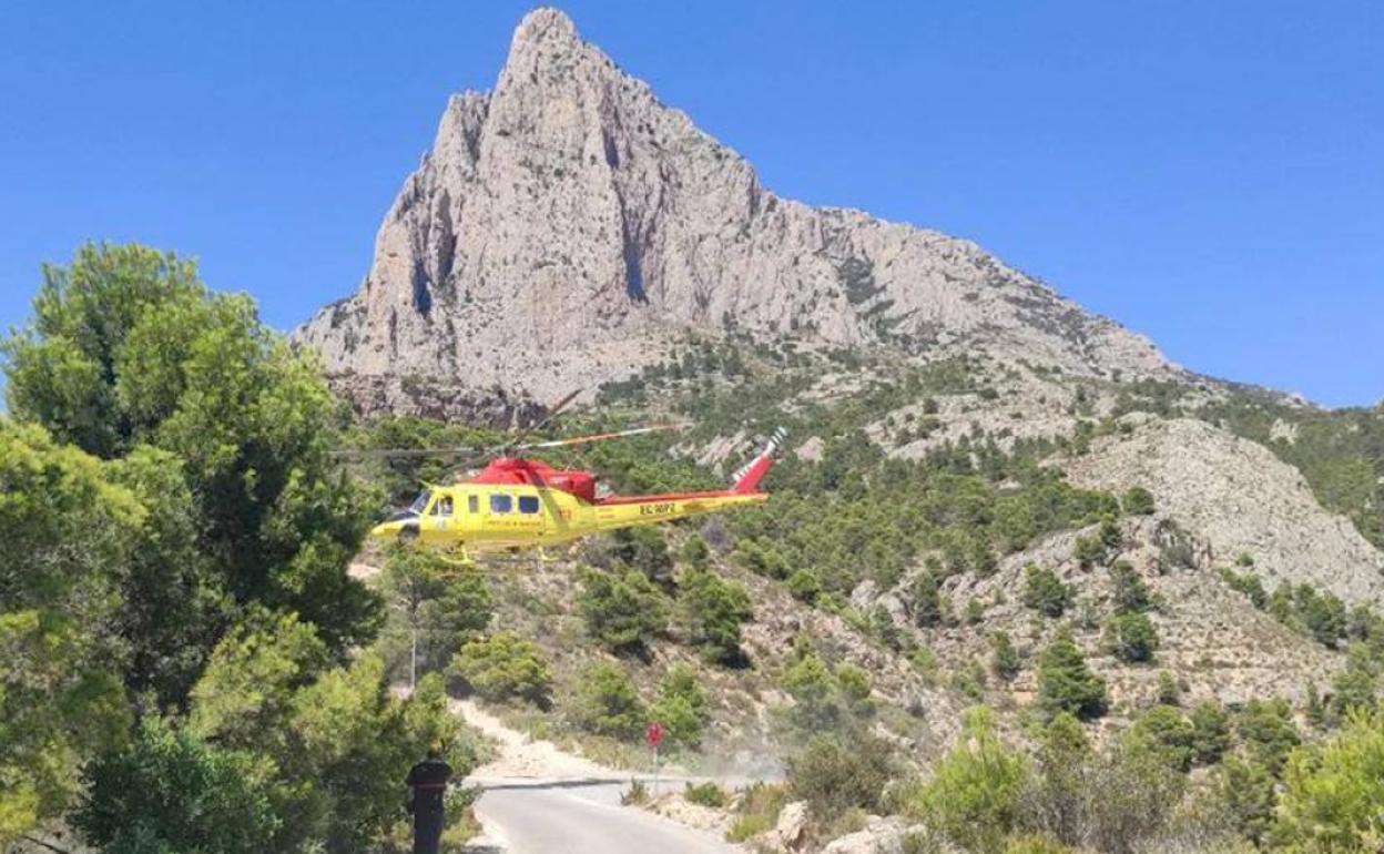 Imagen del rescate de la joven en el Puig Campana. 