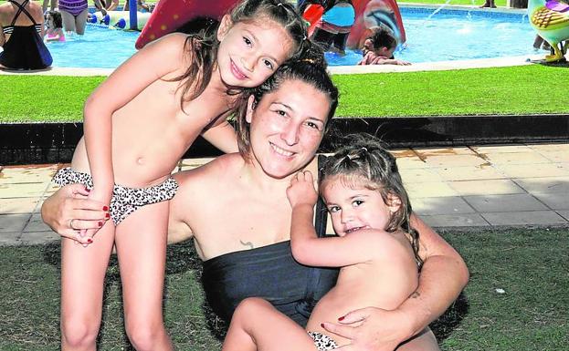 Vacaciones. Mari Carmen pasa un buen rato en sus días libres con sus pequeñas en la piscina del Parque del Oeste.