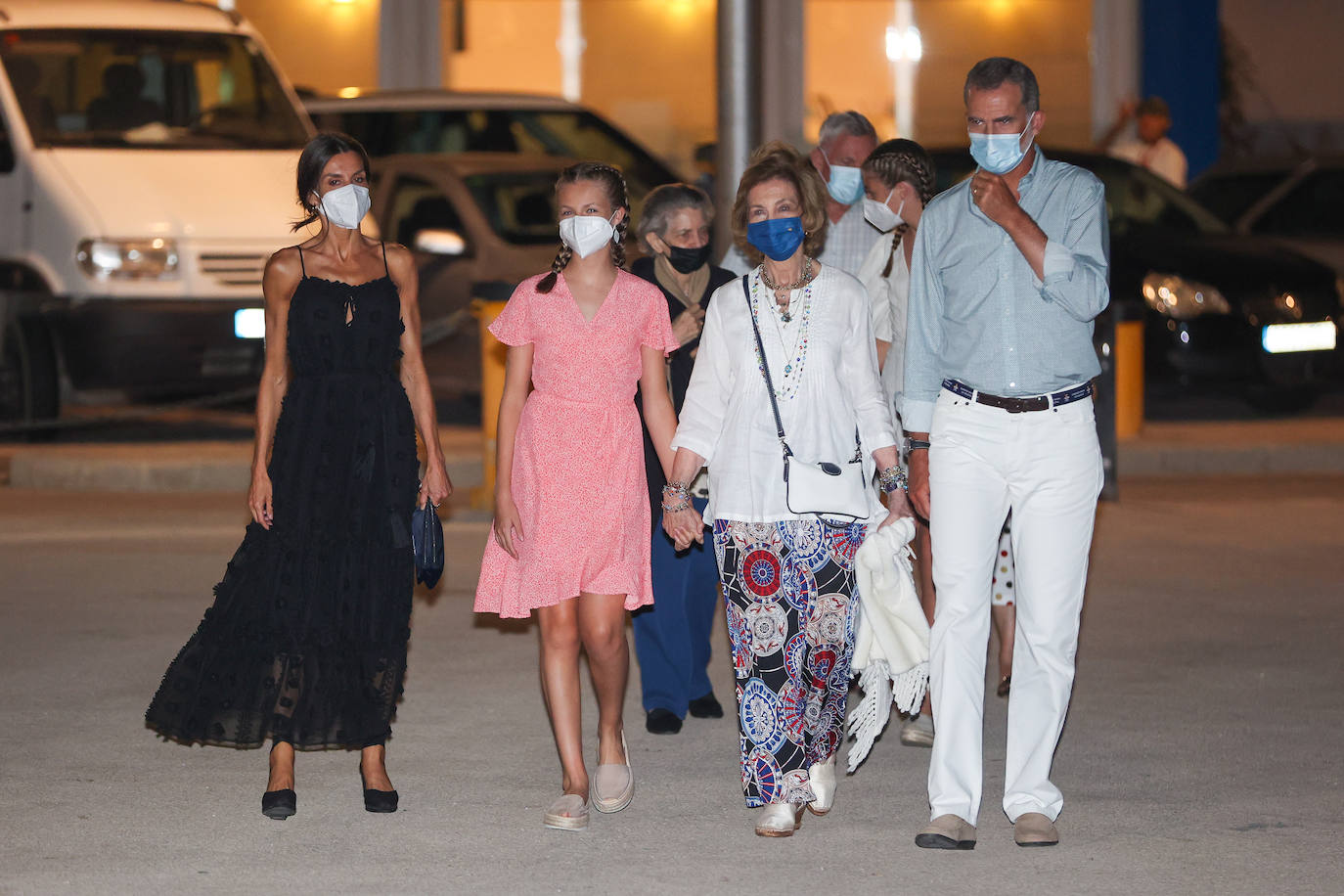 El Rey Felipe VI, la Reina Letizia, la Princesa Leonor, la Infanta Sofía y la Reina Emerita, Doña Sofía, salieron este sábado para disfrutar de una cena familiar en Palma de Mallorca. La Familia Real acudió al restaurante tras la entrega de premios de la Copa del Rey Mapfre de vela, presidida por el Rey. A la velada se sumaron la princesa Irene de Grecia y su amiga Tatiana Radziwill y el esposo de ésta, Jean Henri Fruchaud. 