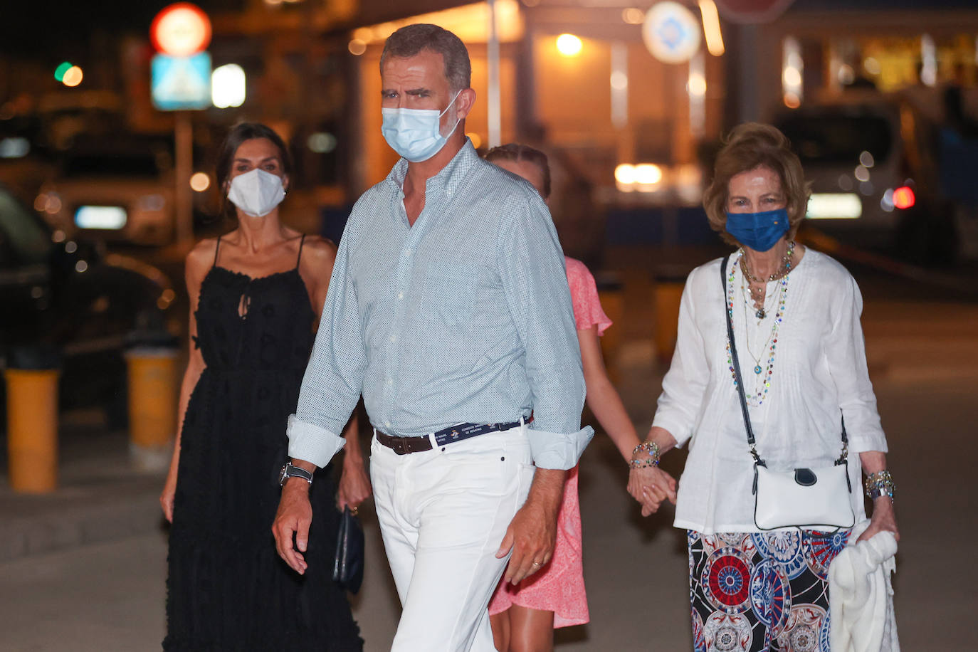 El Rey Felipe VI, la Reina Letizia, la princesa Leonor, la Infanta Sofía y la reina Emerita, Doña Sofía, salieron este sábado para disfrutar de una cena familiar en palma de Mallorca. La Familia Real acudió al restaurante tras la entrega de premios de la Copa del Rey Mapfre de vela, presidida por el Rey. A la velada se sumaron la princesa Irene de Grecia y su amiga Tatiana Radziwill y el esposo de ésta, Jean Henri Fruchaud. 