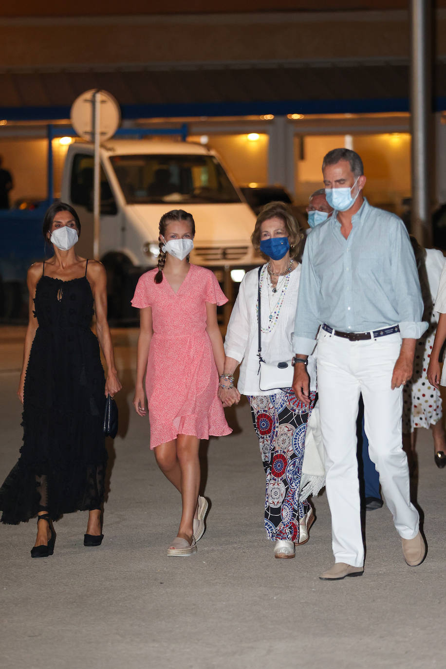 El Rey Felipe VI, la Reina Letizia, la princesa Leonor, la Infanta Sofía y la reina Emerita, Doña Sofía, salieron este sábado para disfrutar de una cena familiar en palma de Mallorca. La Familia Real acudió al restaurante tras la entrega de premios de la Copa del Rey Mapfre de vela, presidida por el Rey. A la velada se sumaron la princesa Irene de Grecia y su amiga Tatiana Radziwill y el esposo de ésta, Jean Henri Fruchaud. 