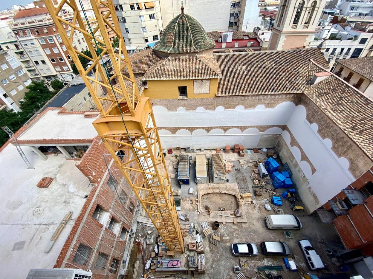 Obras del futuro edificio de oficinas municipal, con la recreación del antiguo claustro. lp
