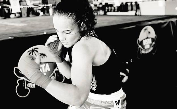 Movimientos. La boxeadora, durante el calentamiento antes de entrenar.