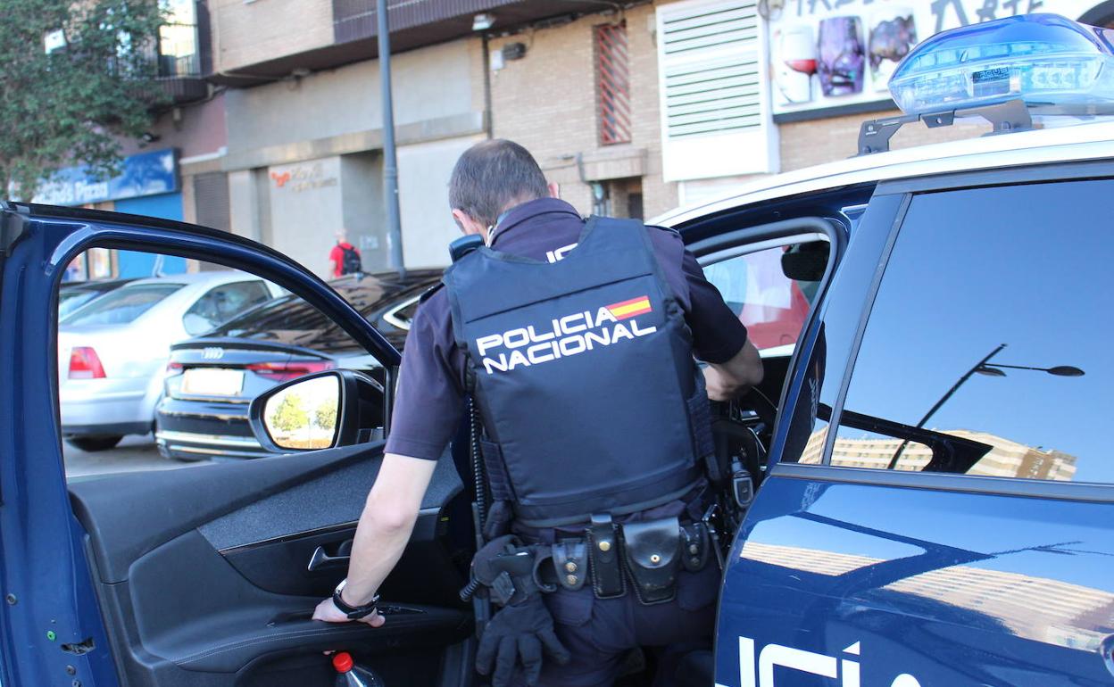Sucesos Valencia | Una mujer escupe y agrede a unos policías tras ser detenida por romper un vaso en la frente a un hombre en Valencia