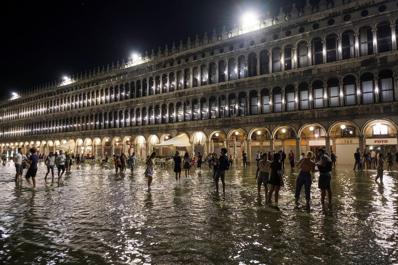 El fenómeno climático 'aqua alta' o marea alta se ha vuelto a producir en Venecia. Un fenómeno que se da cuando la marea sube 90 centímetros sobre el nivel del mar. Con esta es la sexta vez que ocurre en verano, aunque acontece en primavera y otoño. El peor episodio del 'aqua alta' fue en 1966. Las aguas superaron en más de un metro y el 96% de la ciudad quedó inundada.