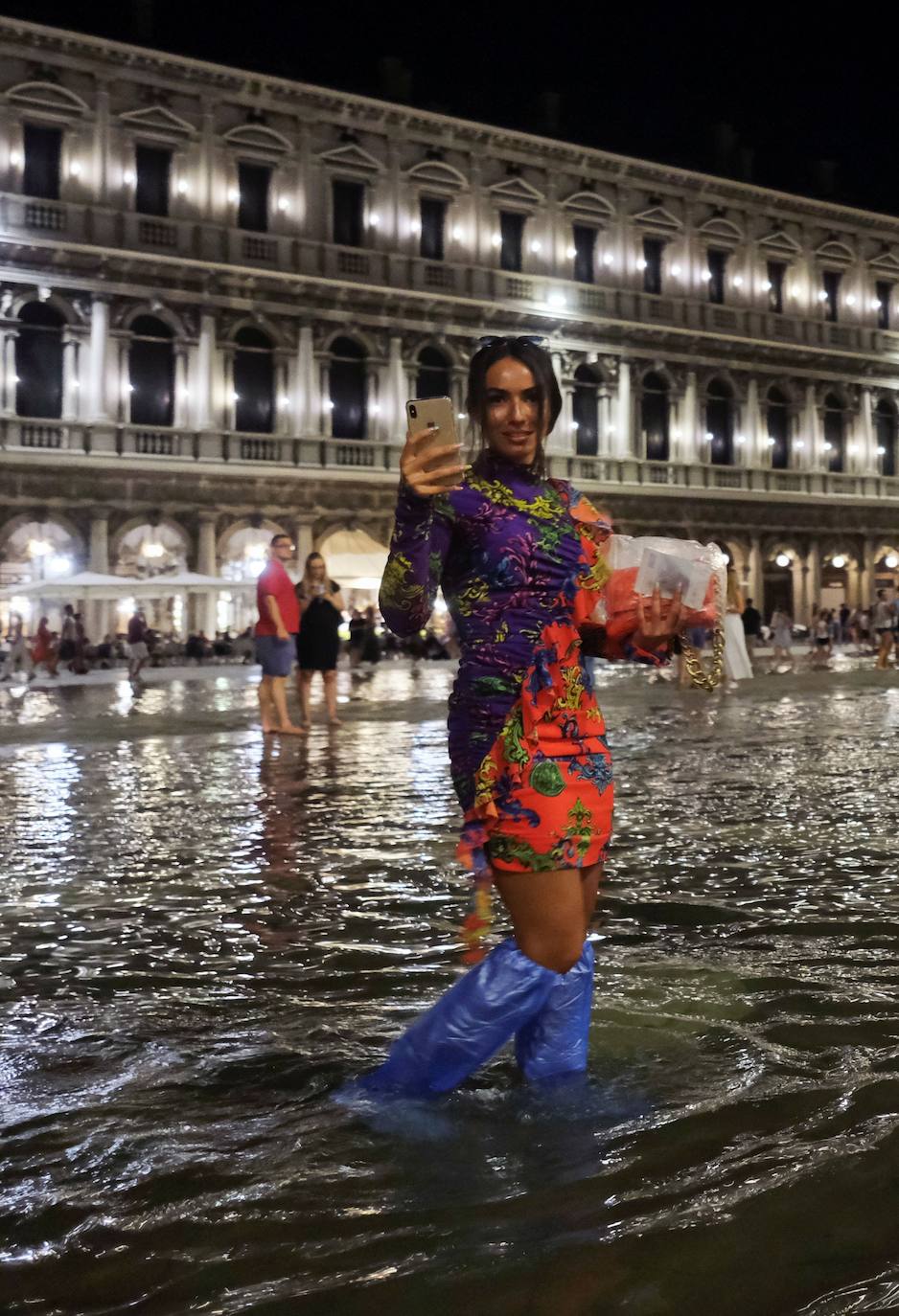 El fenómeno climático 'aqua alta' o marea alta se ha vuelto a producir en Venecia. Un fenómeno que se da cuando la marea sube 90 centímetros sobre el nivel del mar. Con esta es la sexta vez que ocurre en verano, aunque acontece en primavera y otoño. El peor episodio del 'aqua alta' fue en 1966. Las aguas superaron en más de un metro y el 96% de la ciudad quedó inundada.