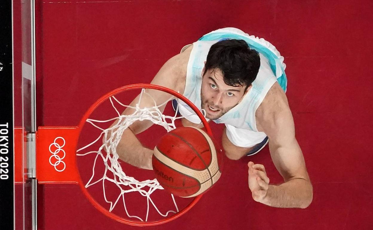 Mike Tobey observa el balón durante un partido de los Juegos de Tokio.  