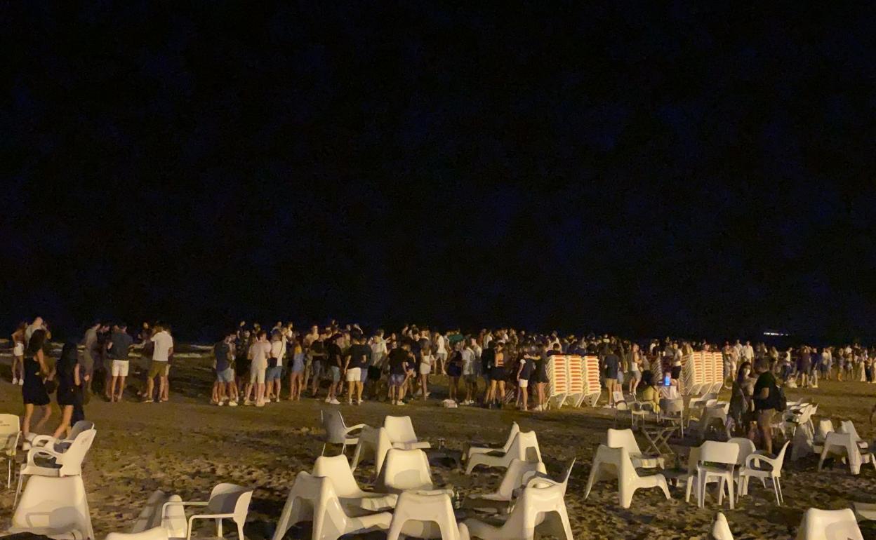 Grupos de jóvenes en la playa de Cullera. 