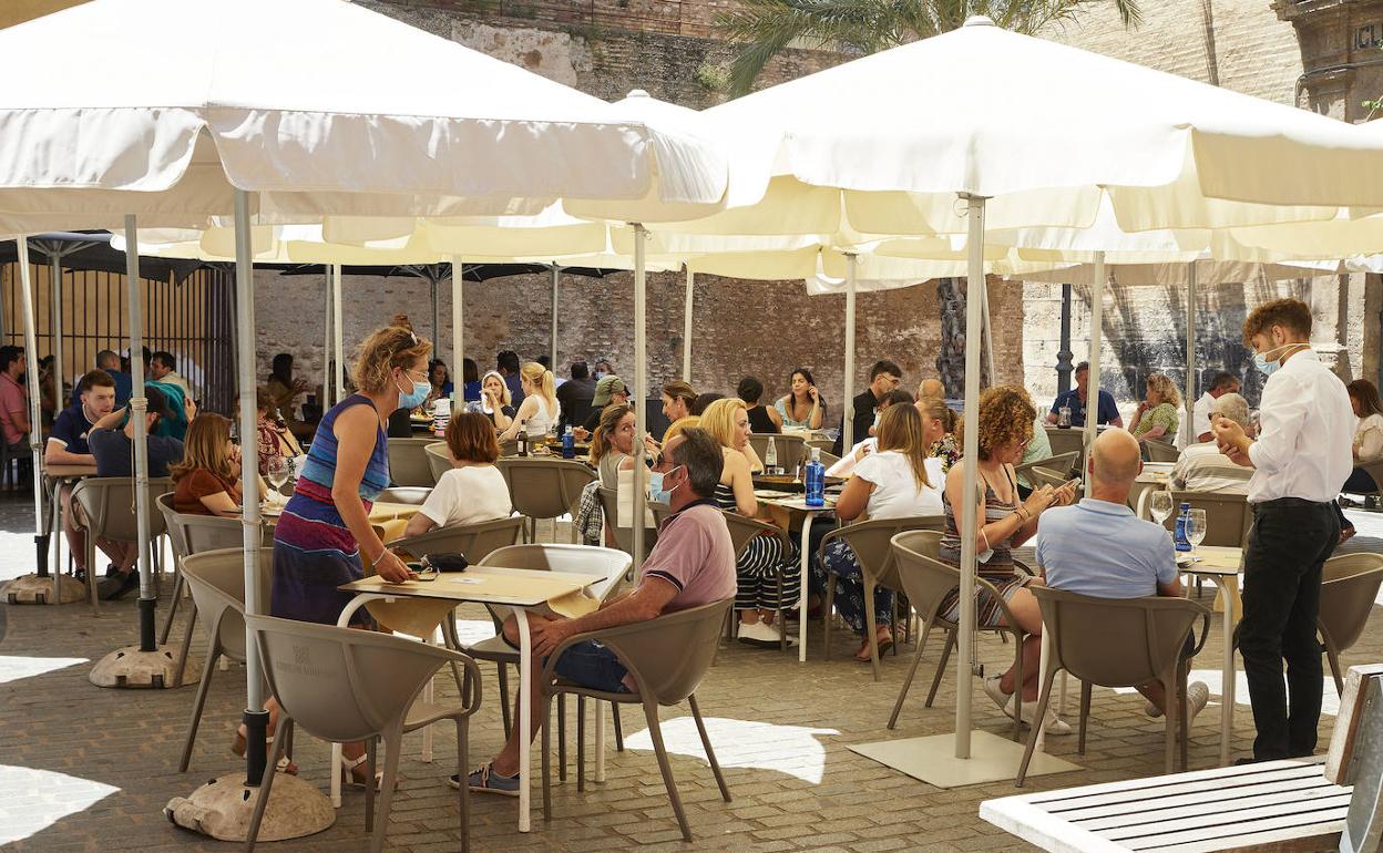 Clientes en la terraza de un negocio hostelero de Valencia.