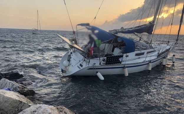 Velero encallado este domingo en Tabarca. 