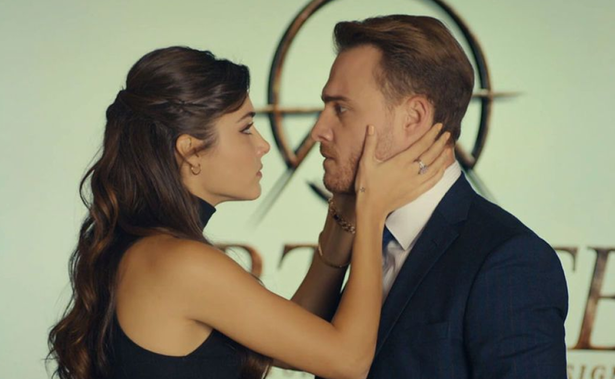 Hande Erçel y Kerem Bursin, como Eda y Serkan en 'Love is in the air'.