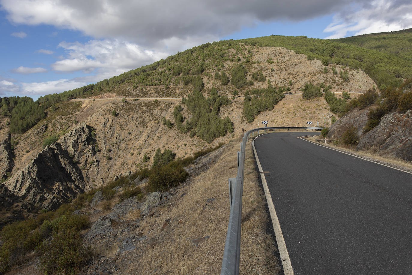 El municipio de Puebla de la Sierra se encuentra dentro de la Sierra del Rincón, catalogada por la UNESCO como Reserva de la Biosfera. El paisaje está dominado por masas boscosas con grandes extensiones de pinares y robledales autóctonos. Además, la riqueza zoológica es considerable. Los orígenes de Puebla de la Sierra comienzan en el siglo XII a raíz de la construcción de varios asentamientos. Tras la Reconquista, la zona se repobló y se erigieron en ella edificios de piedra oscura con detalles de madera, de los cuales permanecen algunos.