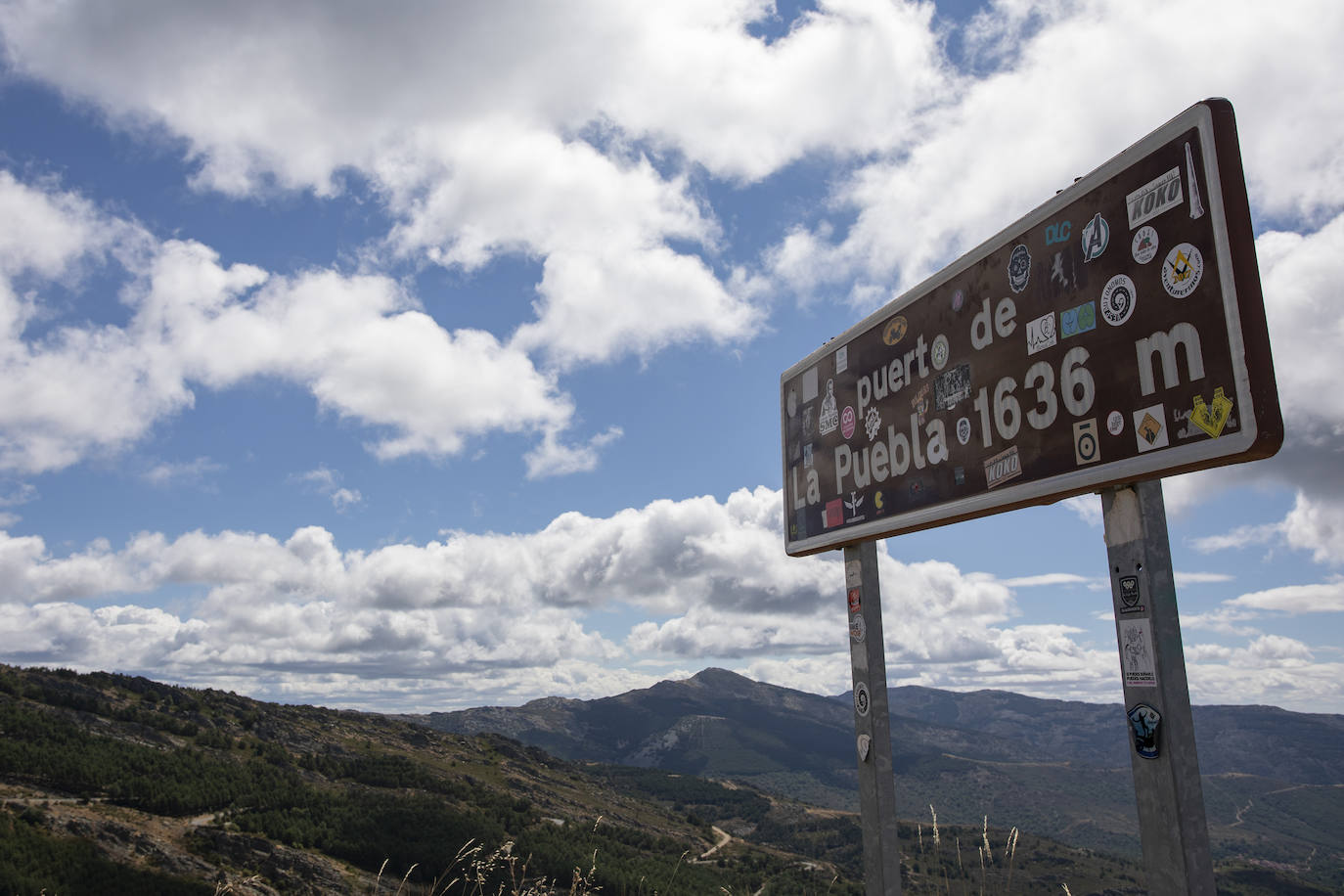 El municipio de Puebla de la Sierra se encuentra dentro de la Sierra del Rincón, catalogada por la UNESCO como Reserva de la Biosfera. El paisaje está dominado por masas boscosas con grandes extensiones de pinares y robledales autóctonos. Además, la riqueza zoológica es considerable. Los orígenes de Puebla de la Sierra comienzan en el siglo XII a raíz de la construcción de varios asentamientos. Tras la Reconquista, la zona se repobló y se erigieron en ella edificios de piedra oscura con detalles de madera, de los cuales permanecen algunos.