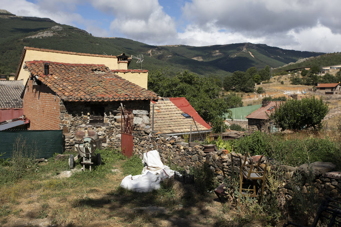 El municipio de Puebla de la Sierra se encuentra dentro de la Sierra del Rincón, catalogada por la UNESCO como Reserva de la Biosfera. El paisaje está dominado por masas boscosas con grandes extensiones de pinares y robledales autóctonos. Además, la riqueza zoológica es considerable. Los orígenes de Puebla de la Sierra comienzan en el siglo XII a raíz de la construcción de varios asentamientos. Tras la Reconquista, la zona se repobló y se erigieron en ella edificios de piedra oscura con detalles de madera, de los cuales permanecen algunos.