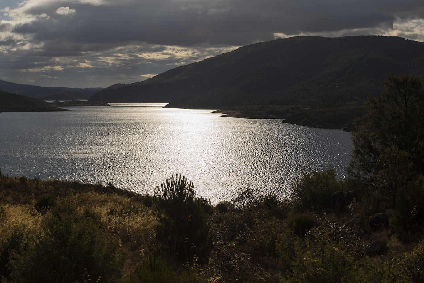 El municipio de Puebla de la Sierra se encuentra dentro de la Sierra del Rincón, catalogada por la UNESCO como Reserva de la Biosfera. El paisaje está dominado por masas boscosas con grandes extensiones de pinares y robledales autóctonos. Además, la riqueza zoológica es considerable. Los orígenes de Puebla de la Sierra comienzan en el siglo XII a raíz de la construcción de varios asentamientos. Tras la Reconquista, la zona se repobló y se erigieron en ella edificios de piedra oscura con detalles de madera, de los cuales permanecen algunos.