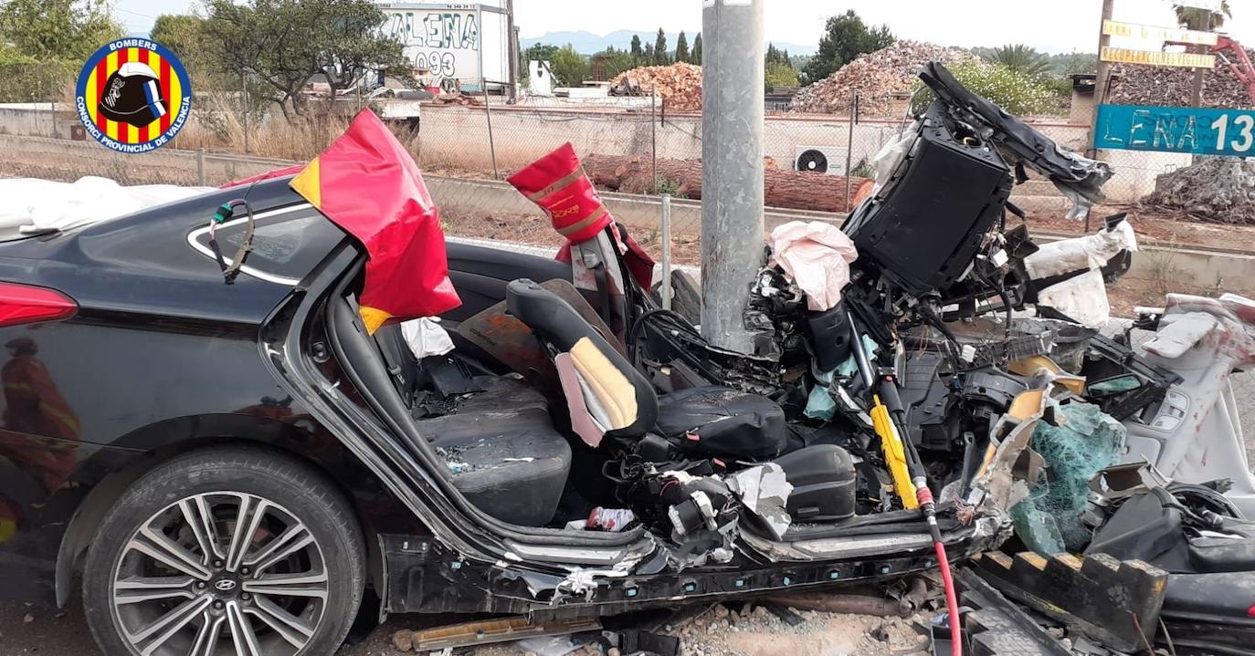 Un violento accidente entre dos coches ha dejado esta mañana a tres personas atrapadas en un vehículo. Los bomberos han acudido a la zona del suceso, en la CV-35, a la altura de San Antonio de Benágeber para rescatar a los heridos. 