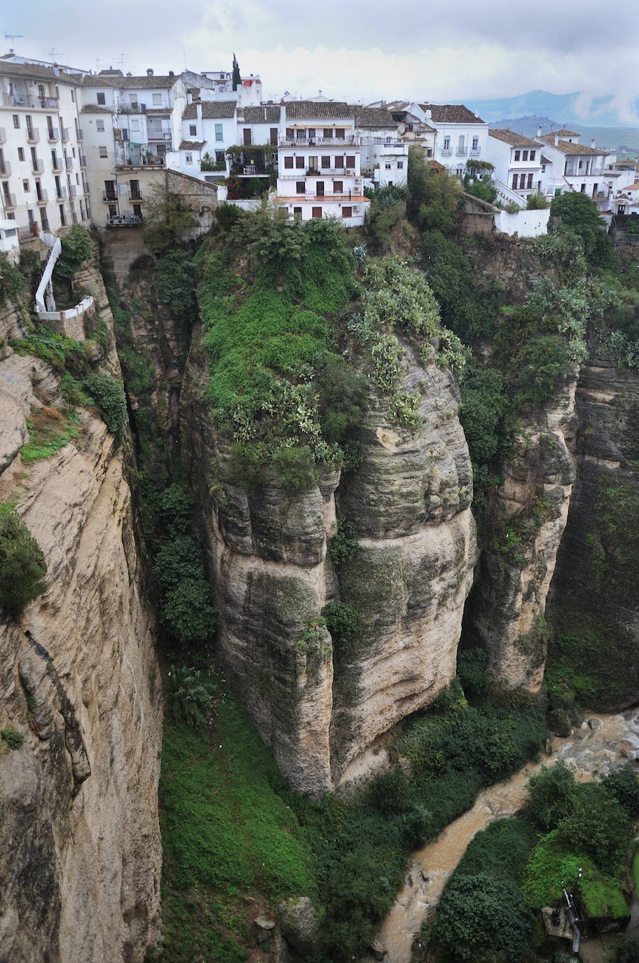 RONDA (MÁLAGA) | Este municipio malagueño, asentado sobre un desfiladero de unos 150 metros de profundidad, ha sido reconocido por numerosas fuentes como uno de los pueblos más bonitos de España. Su casco urbano, declarado Bien de Interés cultural, se encuentra dividido en dos y rodeado de exuberantes valles fluviales.