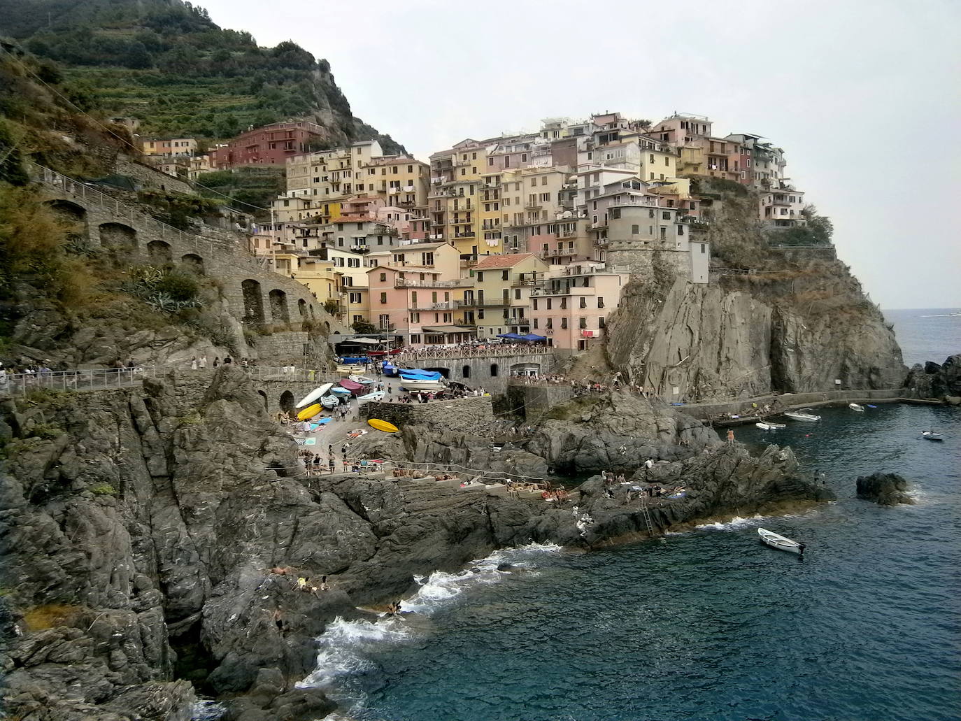 RIOMAGGIORE (LA SPEZIA, LIGURIA) | Municipio italiano de 1.740 habitantes perteneciente a la provincia de La Spezia, en la región de Liguria. Es el más oriental de los cinco pueblos de las Cinque Terre. Ha sido declarado Patrimonio de la Humanidad por la Unesco. Sus casas, pintadas con colores alegres, están dispuestas en dos o tres niveles sobre un acantilado.