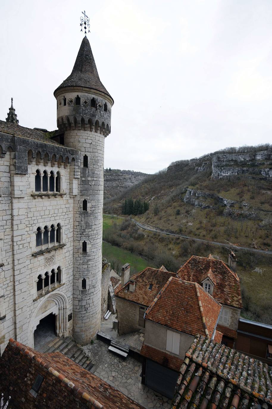 ROCAMADOUR (FRANCIA) | Es una localidad y comuna francesa situada en el departamento de Lot, en la región de Occitania. Se encuentra al este de la ciudad de Burdeos y al norte de la ciudad de Montauban. Forma parte de un valle abierto en la montaña calcárea del Causse por el río Alzou. Los edificios de Rocamadour crecen hacia arriba en el lado de un acantilado, a la derecha del río Alzou, que corre en este lugar entre paredes rocosas de hasta 120 metros de altura. Por varios niveles se accede desde la zona más baja de la ciudad hasta las iglesias, siguiendo un camino que pasa por edificios que se adentran en el acantilado.