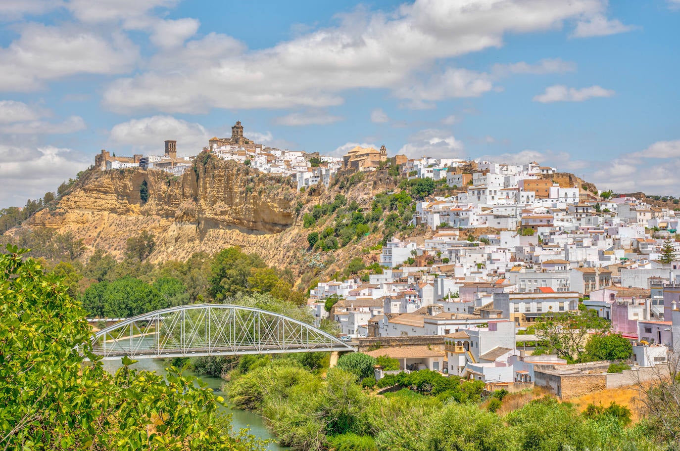 ARCOS DE LA FRONTERA (CÁDIZ) | Este bello pueblo está ubicado sobre una gran peña que se alza a orillas del río Guadalete. Arcos de la Frontera, con sus estrechas y empinadas callejuelas, y sus casas blancas que conforman el casco histórico del pueblo, ha sido declarado Conjunto Histórico y Bien de Interés Cultural.