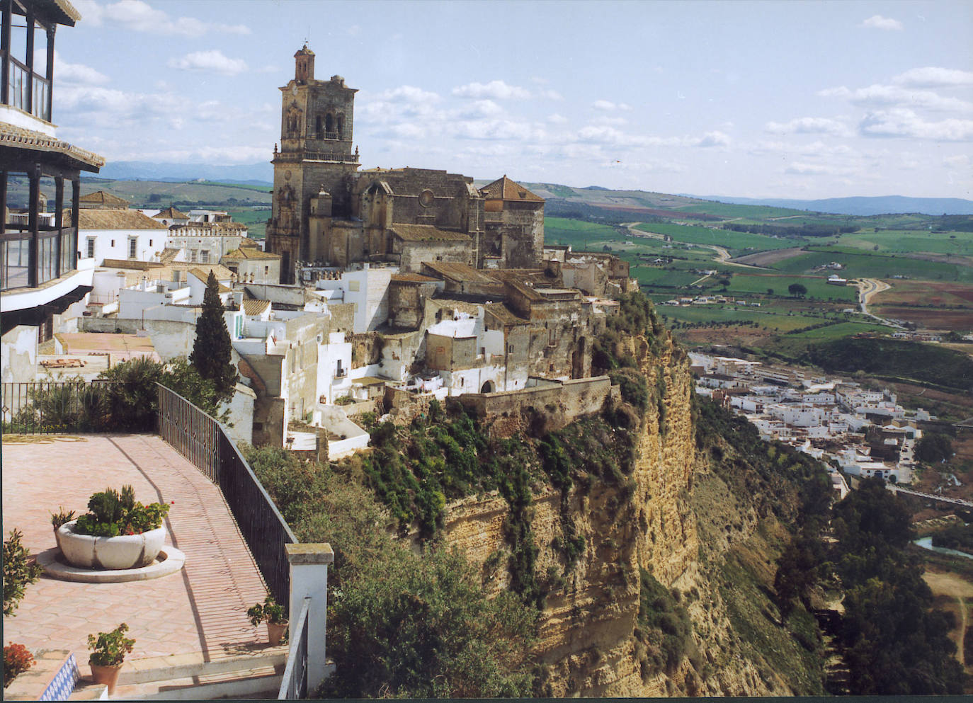 ARCOS DE LA FRONTERA (CÁDIZ) | Este bello pueblo está ubicado sobre una gran peña que se alza a orillas del río Guadalete. Arcos de la Frontera, con sus estrechas y empinadas callejuelas, y sus casas blancas que conforman el casco histórico del pueblo, ha sido declarado Conjunto Histórico y Bien de Interés Cultural.