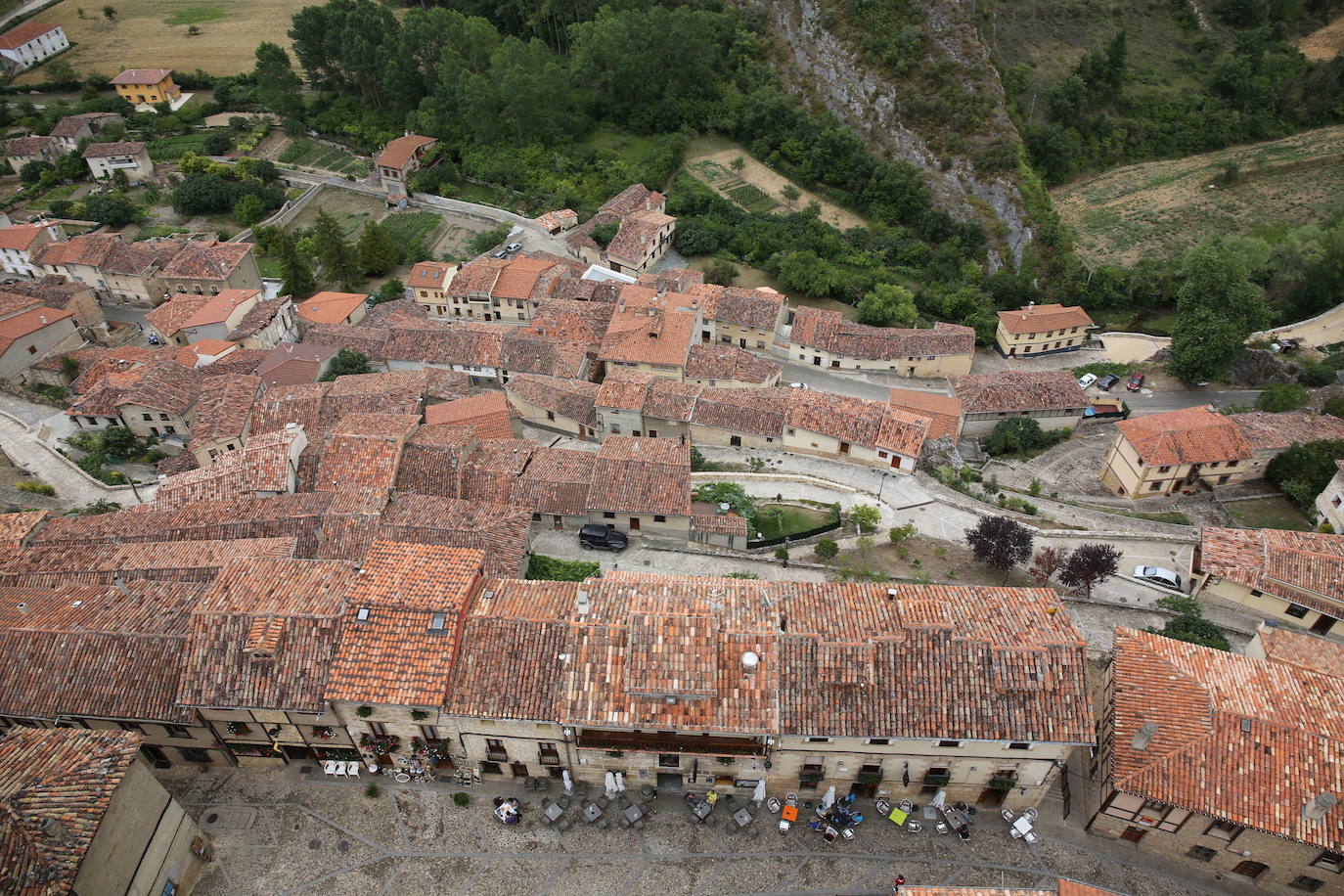 FRÍAS (BURGOS) | Los habitantes de este pueblo de origen medieval pueden contemplar el río Ebro desde el elevado cerro de La Muela, posición que hizo de Frías un punto estratégico de la geografía española durante la época romana y la época medieval. Este aspecto medieval está todavía presente gracias, sobre todo, al castillo de los Velasco, los restos del recinto amurallado o la Iglesia de San Vicente.