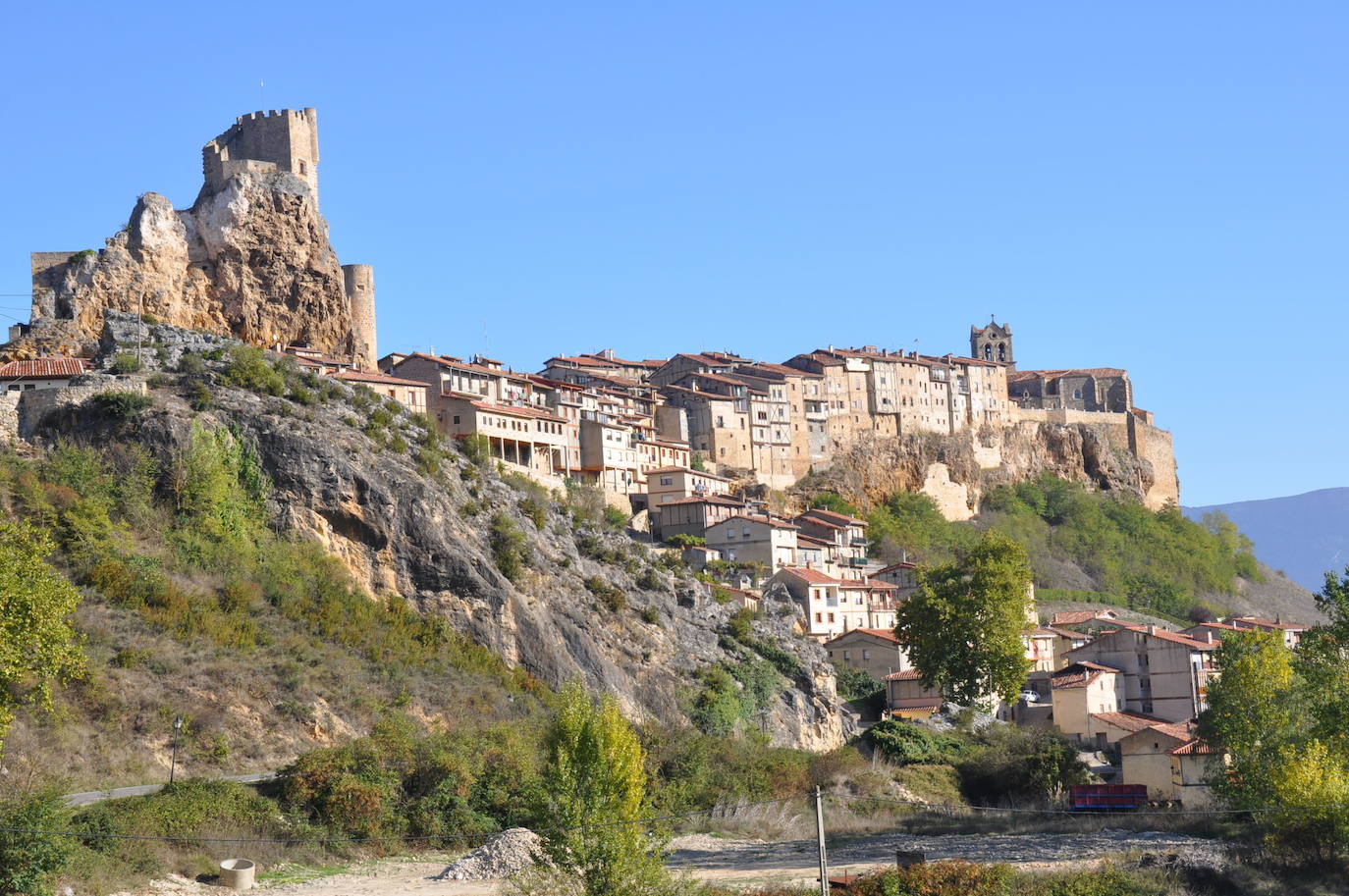 FRÍAS (BURGOS) | Los habitantes de este pueblo de origen medieval pueden contemplar el río Ebro desde el elevado cerro de La Muela, posición que hizo de Frías un punto estratégico de la geografía española durante la época romana y la época medieval. Este aspecto medieval está todavía presente gracias, sobre todo, al castillo de los Velasco, los restos del recinto amurallado o la Iglesia de San Vicente.