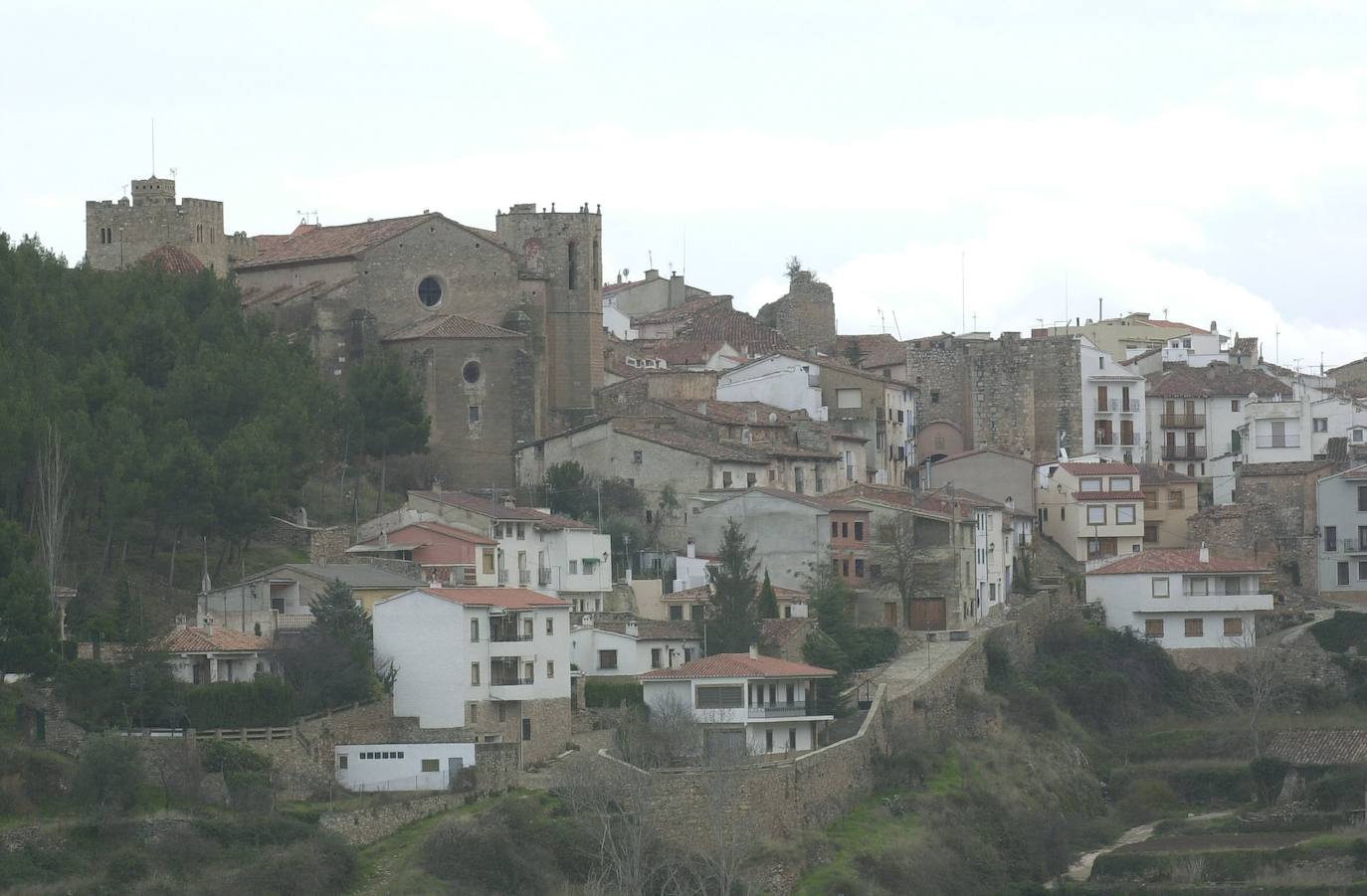 ALPUENTE (VALENCIA) | Perteneciente a la comarca de Los Serranos, este bello municipio destaca por sus abruptos y numerosos barrancos. Sus casas se alzan en las colinas formando varios niveles.