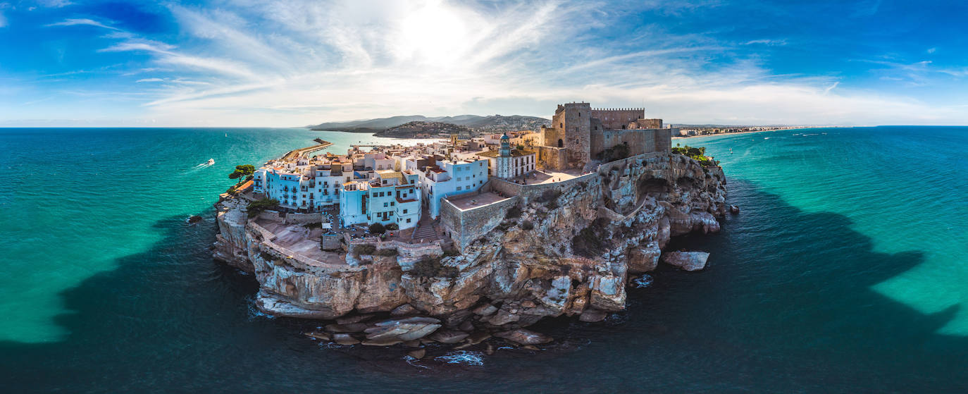 PEÑÍSCOLA (CASTELLÓN) | A lo largo de los siglos, los fenicios, griegos, romanos y musulmanes han dejado huella en la historia de esta ciudad medieval, construida sobre un peñón rocoso en el interior del mar. Su casco histórico es un laberinto de casas blancas, tiendas, galerías y restaurantes a la sombra del espectacular Castillo Templario.