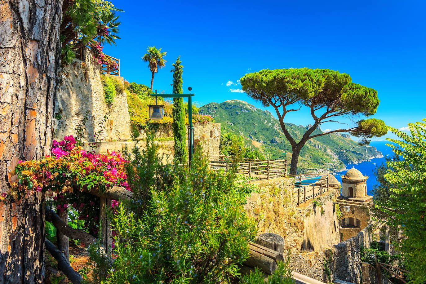 POSITANO (CAMPANIA, ITALIA) | Positano es una comuna de 3.862 habitantes situada a la orilla del golfo de Salerno, a unos 40 km. de Nápoles. Es un destino de vacaciones popular con una línea de playa de guijarros y calles empinadas, estrechas y repletas de boutiques y cafeterías. La Chiesa di Santa Maria Assunta, una iglesia con una cúpula cubierta de azulejos de mayólica, alberga un icono bizantino de la Virgen María que data del siglo XIII. 