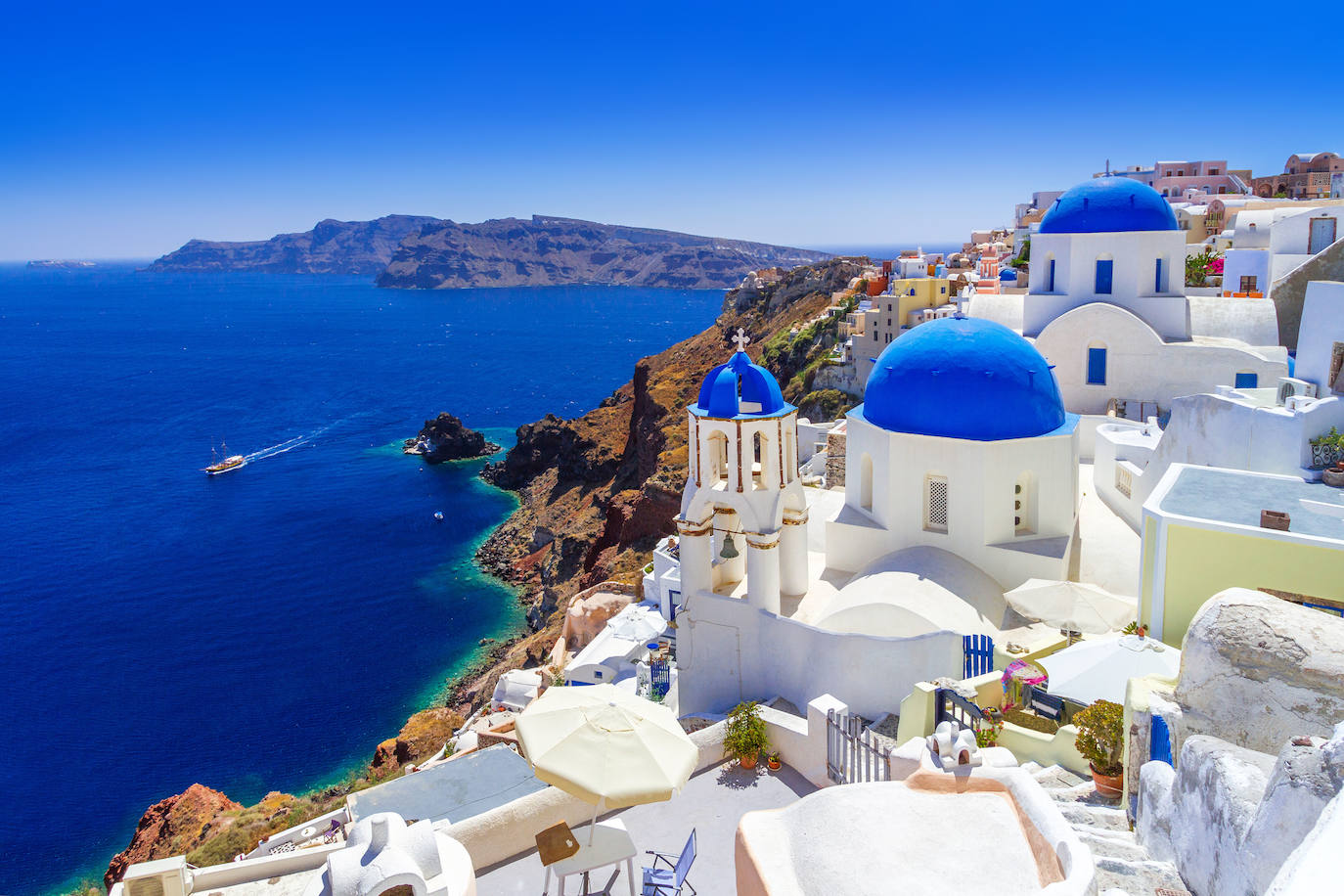 OIA (SANTORINI, GRECIA) | Tiene casas encaladas encastadas en unos acantilados escarpados y vistas a una enorme caldera llena de agua. Es, probablemente, el pueblo más hermoso y pintoresco de la isla.