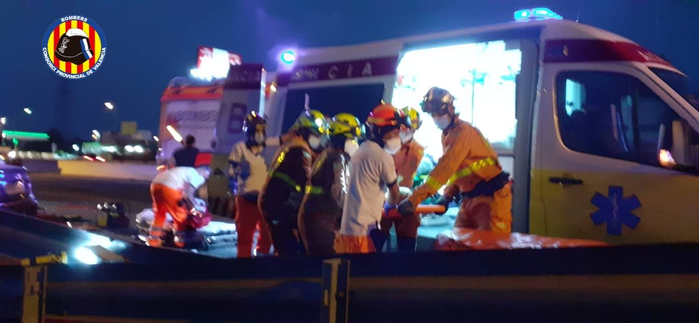 Un violento accidente entre dos coches ha dejado esta mañana a tres personas atrapadas en un vehículo. Los bomberos han acudido a la zona del suceso, en la CV-35, a la altura de San Antonio de Benágeber para rescatar a los heridos. 