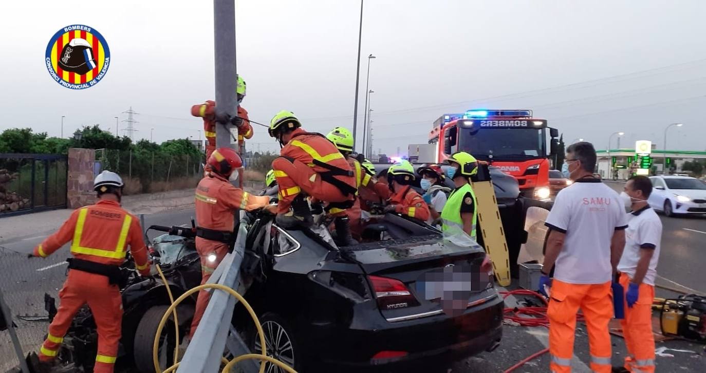 Un violento accidente entre dos coches ha dejado esta mañana a tres personas atrapadas en un vehículo. Los bomberos han acudido a la zona del suceso, en la CV-35, a la altura de San Antonio de Benágeber para rescatar a los heridos. 