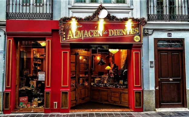 Imagen principal - Arriba, exterior del Antiguo Almacén de Dientes. Abajo a la izquierda, interior del almacén. Abajo a la derecha, una cuentacuentos durante el recorrido al Almacén. 