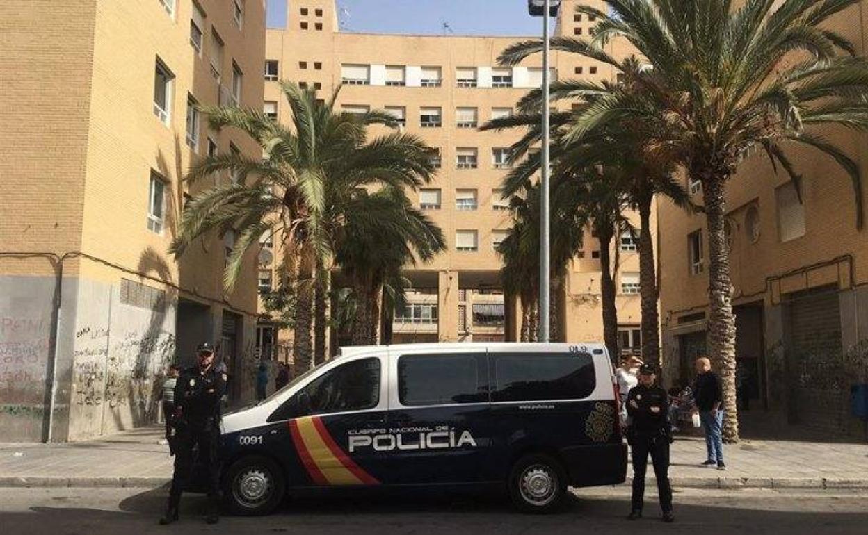 La detenida huyó de la vivienda pero fue capturada más tarde por agentes de la Policía Nacional. 