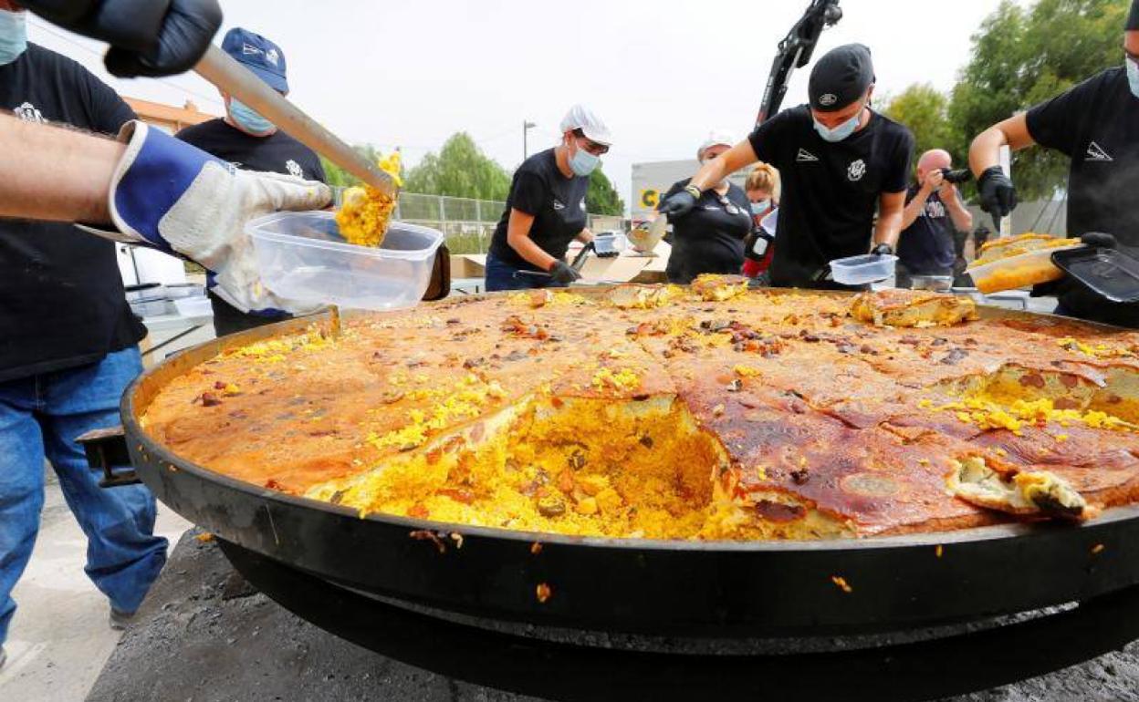 Arroz con costra para 1.200, este martes en Elche. 