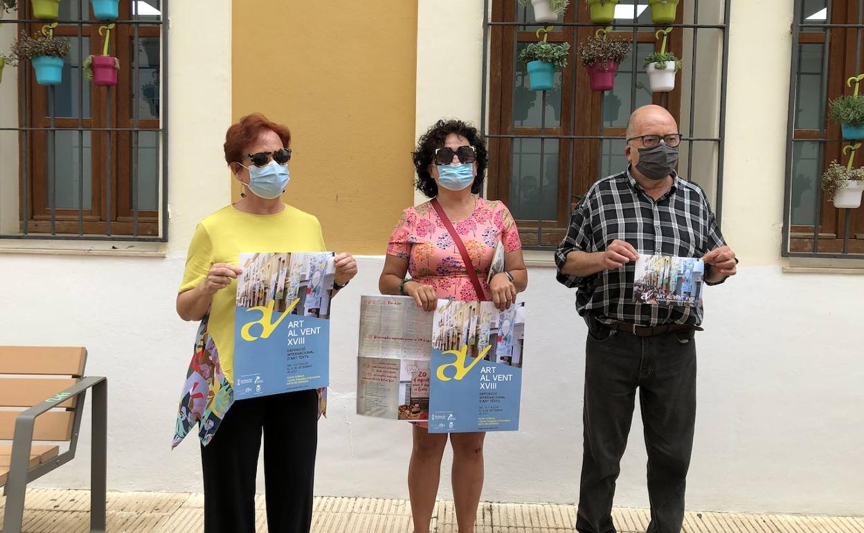 La edil de Cultura de Gata, la presidenta de los comerciantes y el director de Art al Vent. 