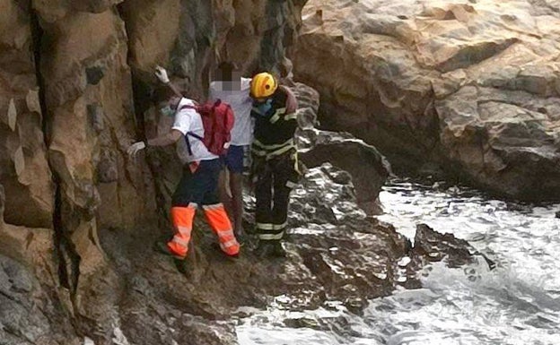 Imagen del rescate, este martes en la cala Punta Estrella de Moraira. 