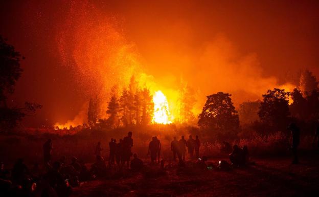 Los equipos de rescate,trabajan en uno de los incendios que arrasan Grecia.